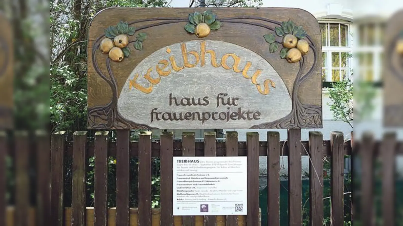 Das aus dem Jahr 1985 stammende Holzschild wurde renoviert und durch ein Gedenkschild ergänzt.	 (Foto: Claudia Mayr)