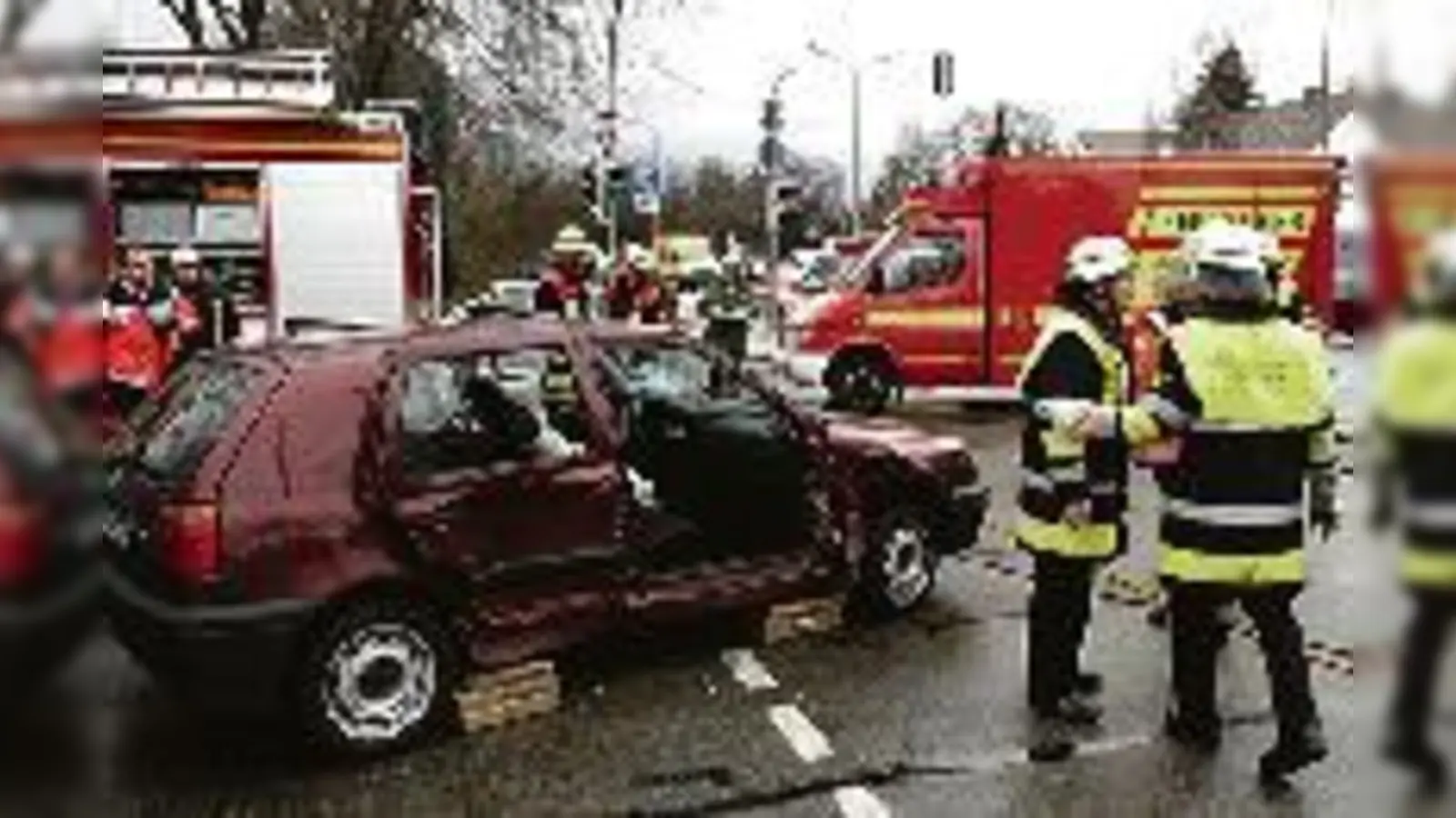 Verkehrsunfall im Kreuzungsbereich.	 (Foto: Feuerwehr)