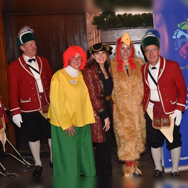 Umrahmt von zwei Vertretern der Schäffler freuten sich (v.l.) Ilona Gross, Claudia Sauter und Madlen Stephan (alle Vorstand Münchner für Münchner e.V.) über die gelungene Faschingsfeier. (Foto: Brauer Photos/G. Nitschke)