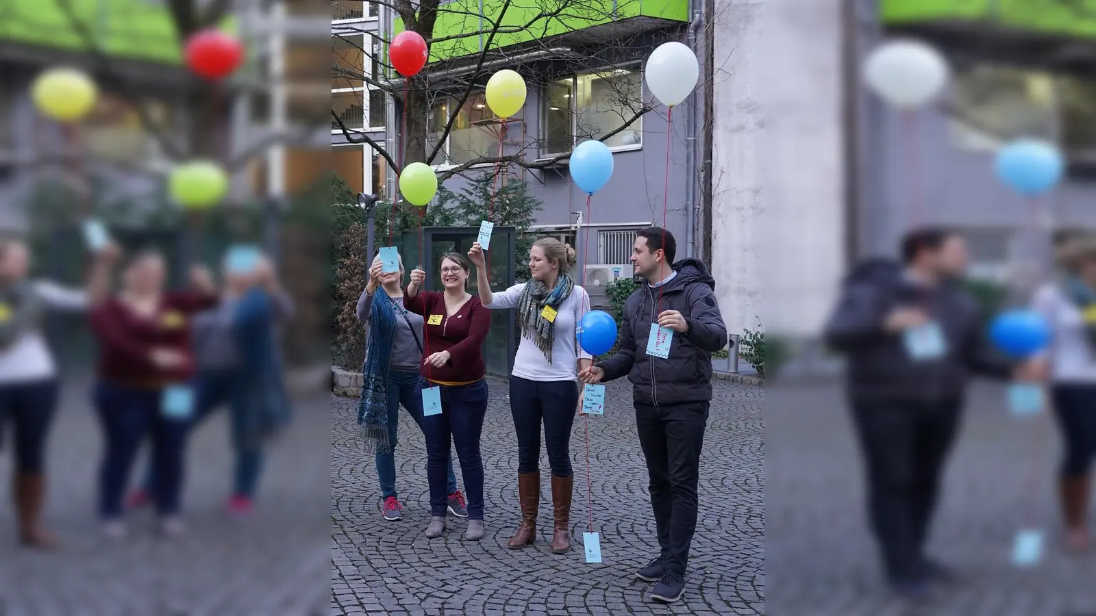 Projektleiterin Triz Heider (2.v.l.) und youngcaritas-Mitarbeiterin Juliane Brendel (2.v.r.) haben noch vor Corona einen internen Kick-off fürs Verbandskollegium veranstaltet. (Foto: Caritas München)