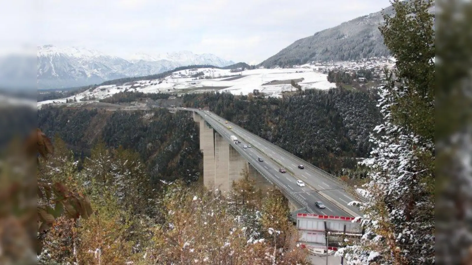 Der Lkw-Transitverkehr über die Brennerautobahn - hier die Europabrücke - ist zum Zankapfel zwischen Deutschland und Österreich geworden. (Foto: Auto-Medienportal.Net/ Wikipedia)