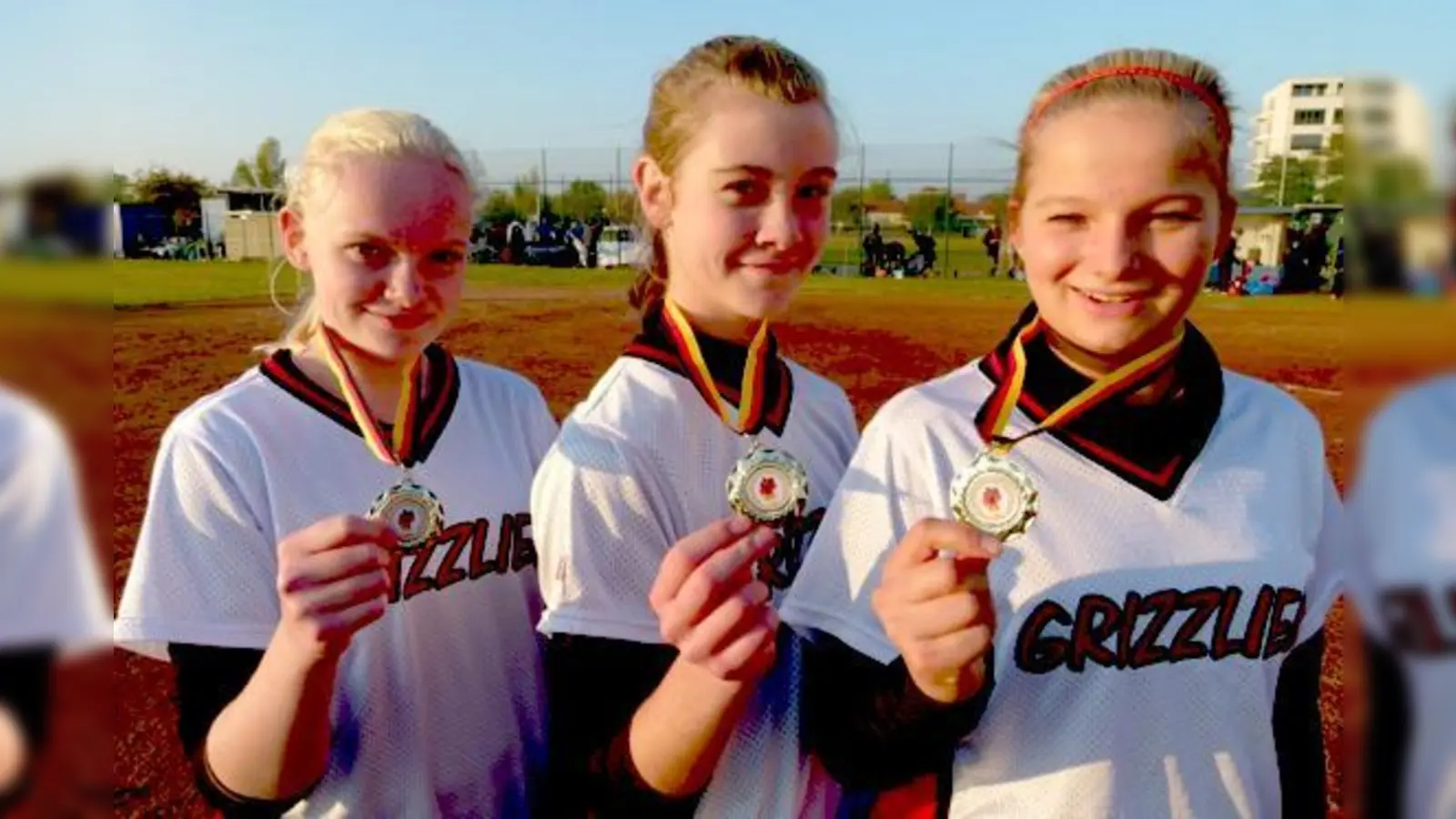 U16-Softball-Siegerinnen (v.li.): Die Hallbergmooserinnen Mara Wissing, Alyce Thiel und Fiona Brosch. 	 (Foto: bb)