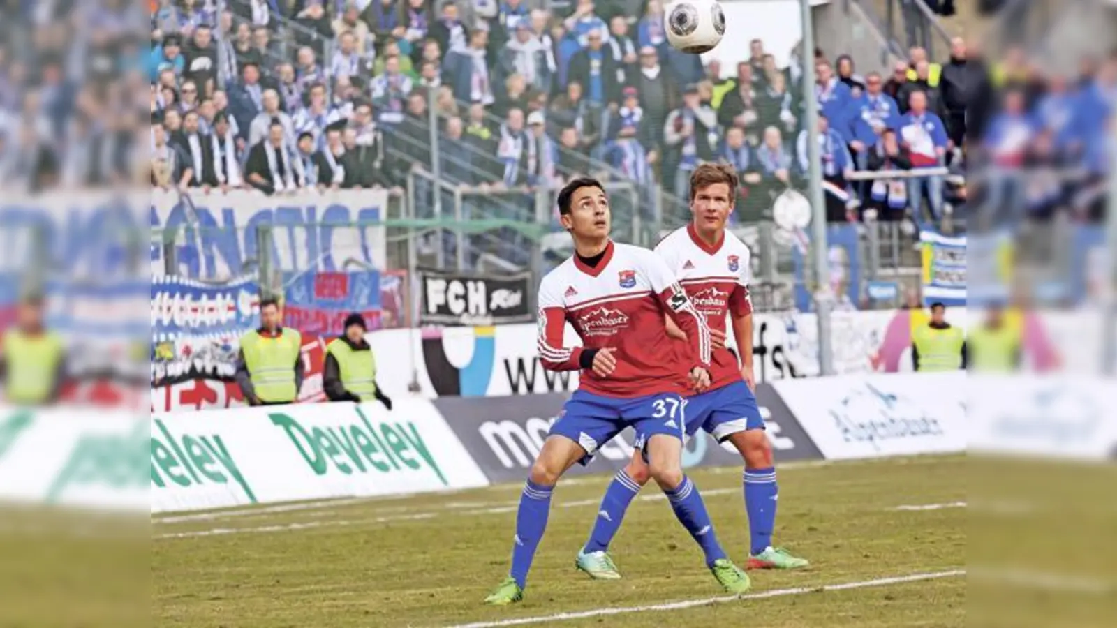Kenny Prince Redondo (l.) wartet noch auf ein Erfolgserlebnis mit der SpVgg. Fabian Götze konnte mit dem Team schon mehr Punkte feiern.	 (Foto: S. Kukral)
