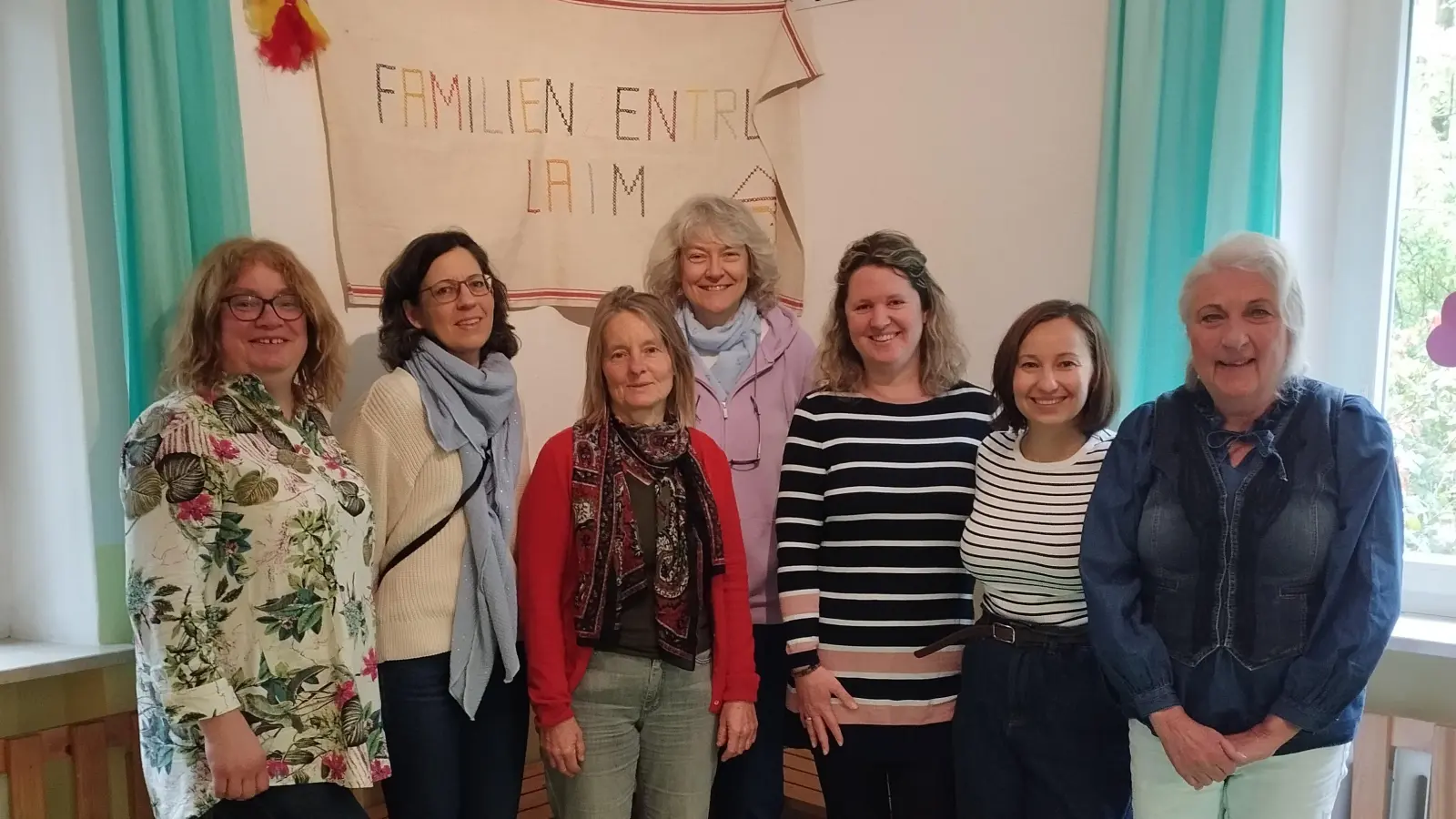 Das Familienzentrum Laim wird von vielen helfenden Händen am Laufen gehalten. Von links im Bild: Anna Baraniecka, Christiane Finger, Christiane Rolny (Leiterin), Angelika Mayer, Sylvia Pasternak, Vera Jeckle, Christine Götz. (Foto: Familienzentrum Laim)