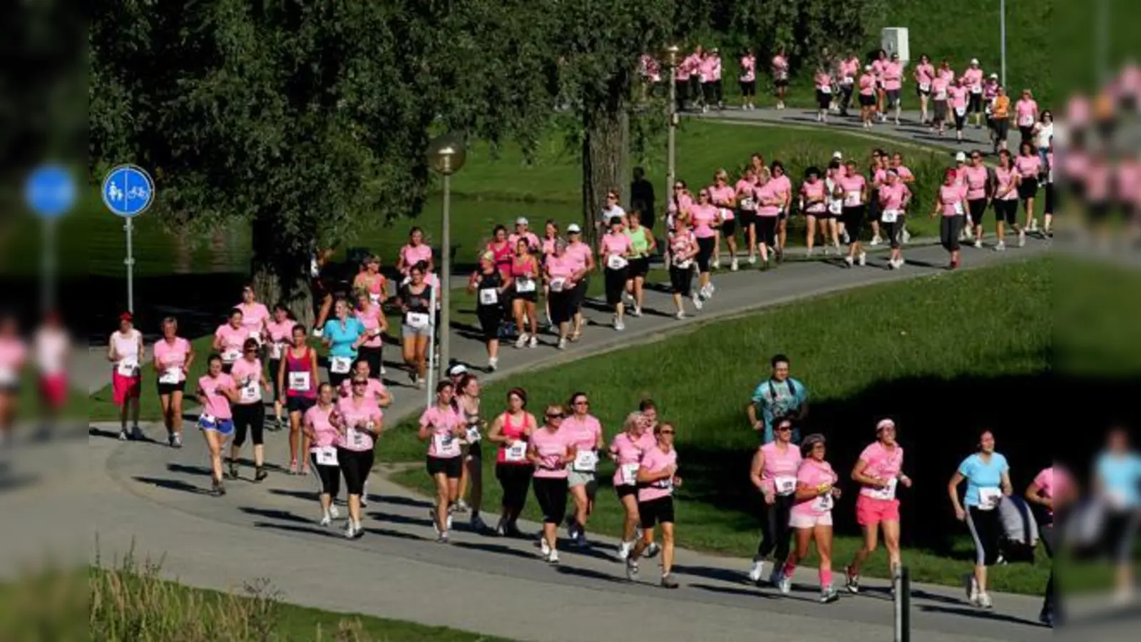 3500 Running Queens ziehen ein rosa Band durch den Olympiapark.  (Foto: Anne Wild)