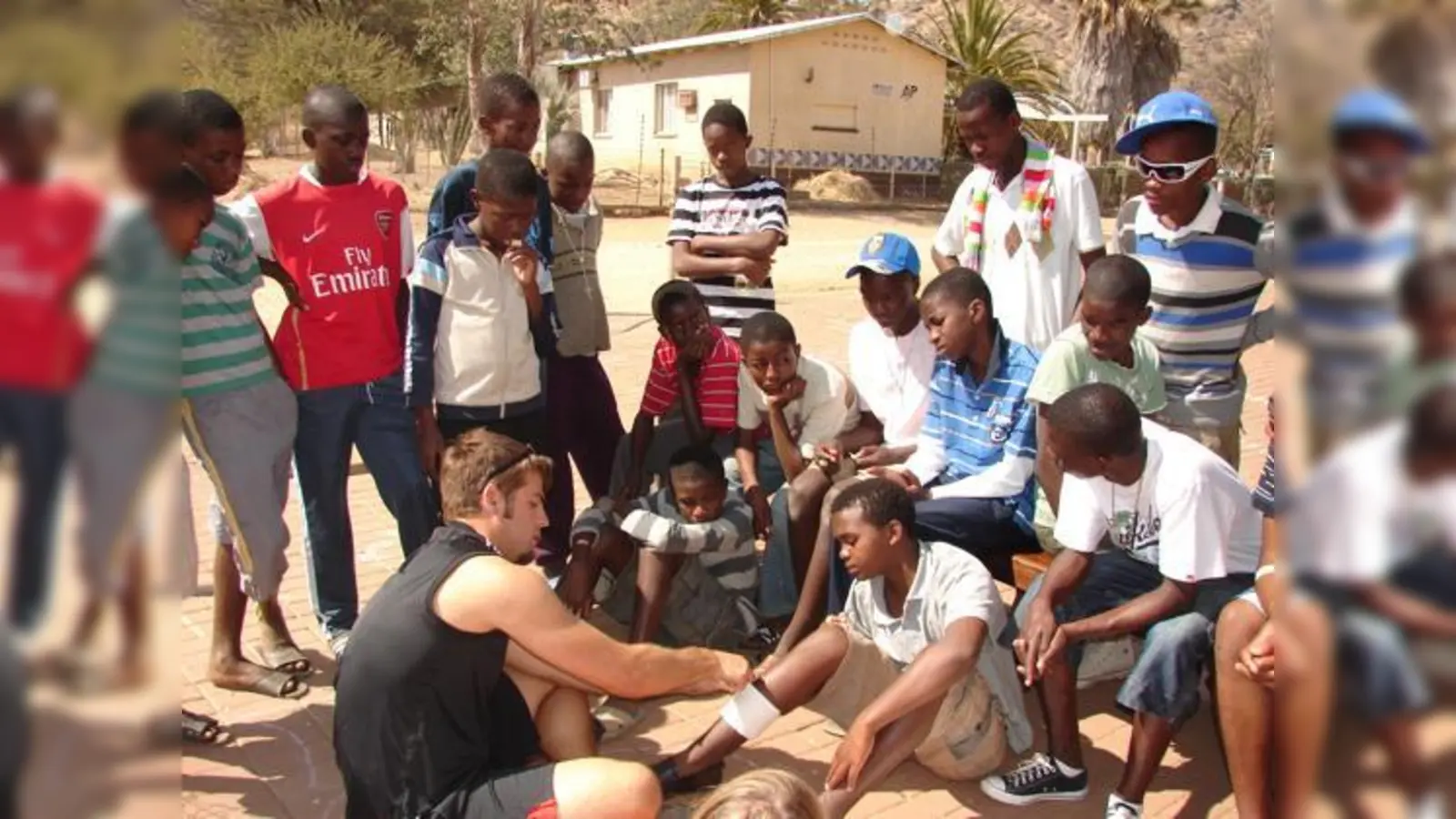 Afrikanische Kinder lernen im Erste-Hilfe-Kurs, wie ein Verband richtig angelegt wird.  (Foto: Privat)