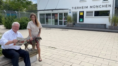Der Vorsitzende des Tierschutzvereins, Kurt Perlinger, und Pressesprecherin Kerstin Berchtold gratulieren den Münchner Wochenanzeigern herzlich zum Geburtstag.  (Foto: hw)