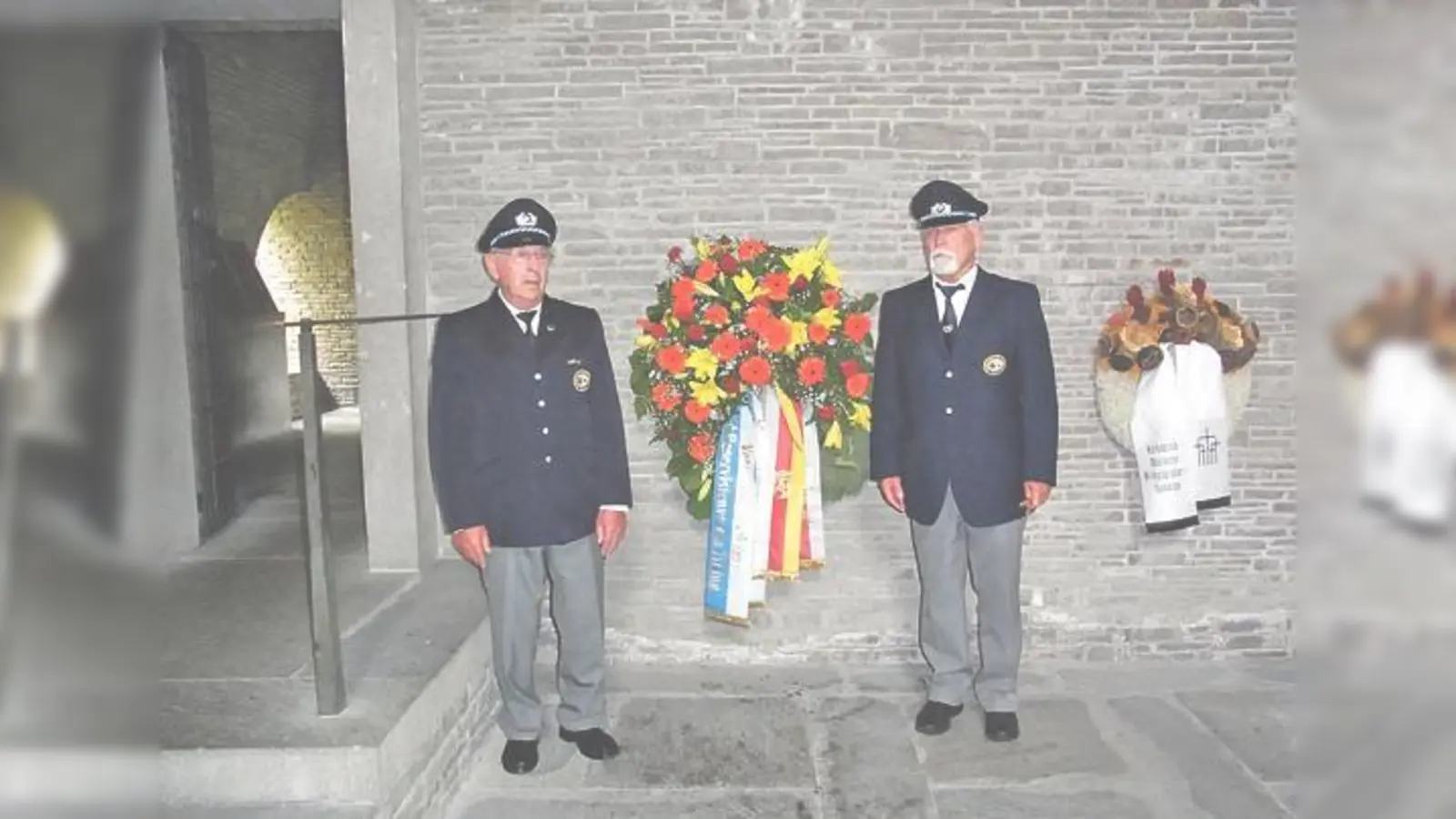Auf dem Soldatenfriedhof Costamano am Gardasee legten die Mitgliedes des VKR Erding einen Kranz nieder. 	 (F.: Verein)