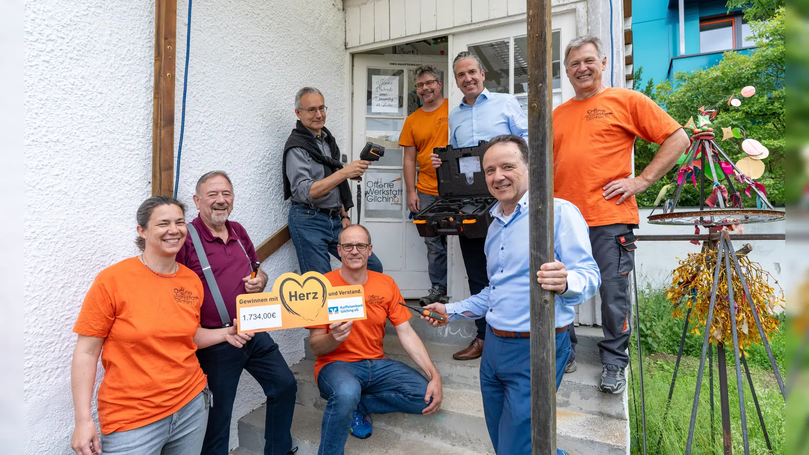 Sonja Gaja, Günter Grimm, Gerald Freundl, Botho von Saldern, Markus Gaja, Jochen Beier, Walter Schaefer und Alois Laubenbacher (v. l.). (Foto: Quelle Raiffeisenbank Gilching eG)