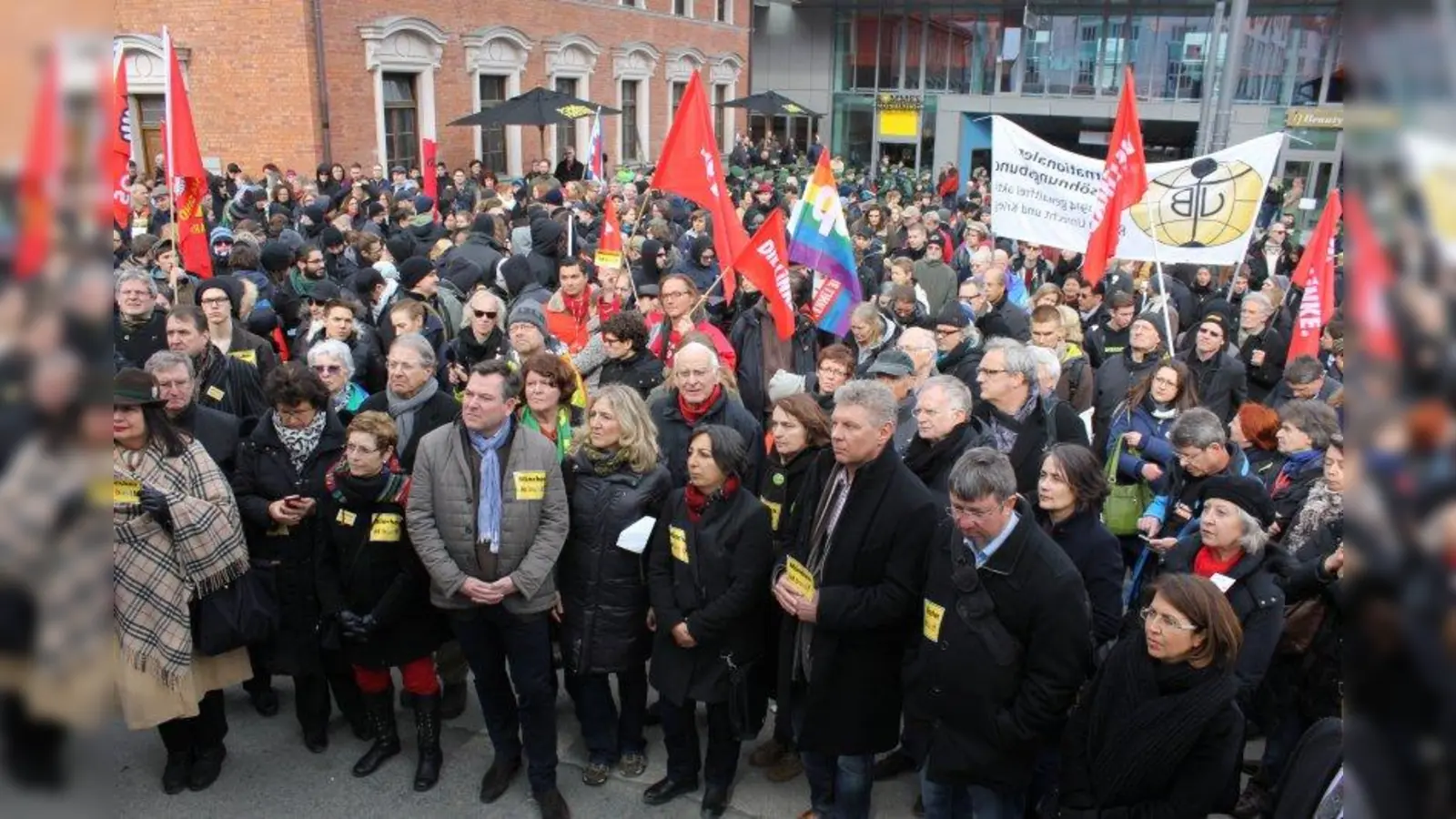 Gemeinsam gegen Rechts: Vertreter aller demokratischer Parteien, die Oberbürgermeisterkandiaten Josef Schmid, Sabine Nallinger und Dieter Reiter (vorn Mitte) sowie viele Stadträte und Stadtratskandidaten versammelten sich vor dem Pasinger Bahnhof. Gemeinsam zogen die Demonstranten weiter nach Obermenzing. (Foto: US)