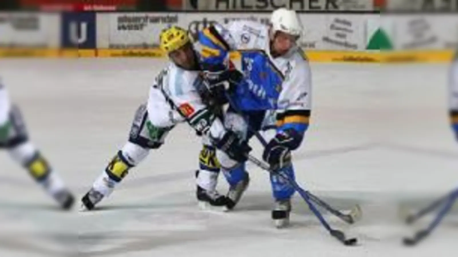 Im Kampf um den Puck behielten die Münchner (hier: Dylan Gyori, re.) in den entscheidenden Situationen die Oberhand gegen Bietigheim.   (Foto: RST)