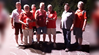 Bürgermeister Alois Hofstetter (links) und die beiden Abteilungsleiter bei der Übergabe des Wanderpokals an den Sieger von Schützenheil Steinhöring.  (Foto: Verein )