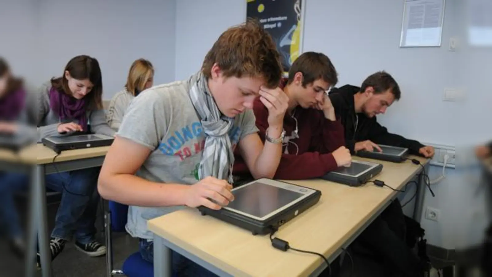 Die ersten Prüflinge absolvierten ihre Führerschein-Prüfung bereits am PC.  (Foto: TÜV Süd)