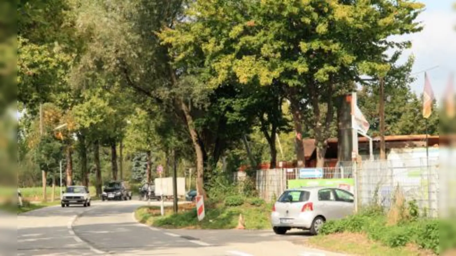 Der Wertstoffhof an der Lochhausener Straße ist viel zu klein und liegt schlecht einsehbar in einer Kurve. Rückstau und Sichtbehinderungen sind die Folge. Der BA fordert zwar Abhilfe. Doch ein neuer Hof oder eine Erweiterung des jetzigen ist aus Sicht der Stadt derzeit nicht möglich. (Foto: US)