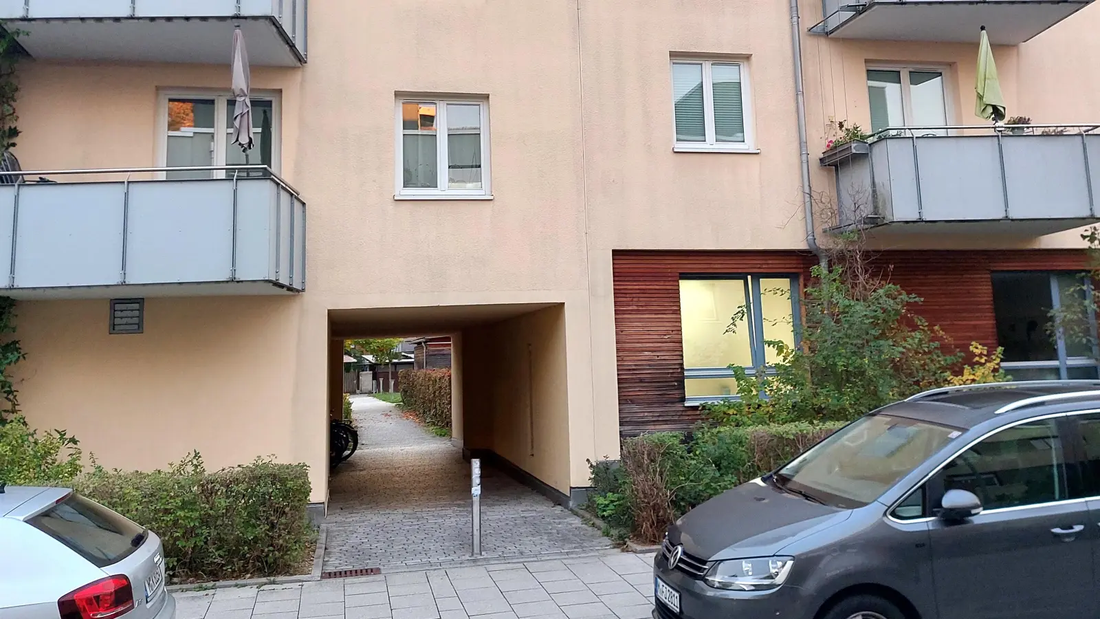 Wo sich heute dieser kleine Durchgang befindet, verlief früher die Großgmainer Straße. Der aktuelle Umgebungsplan der MVG verzeichnet die Straße immer noch. (Foto: bas)