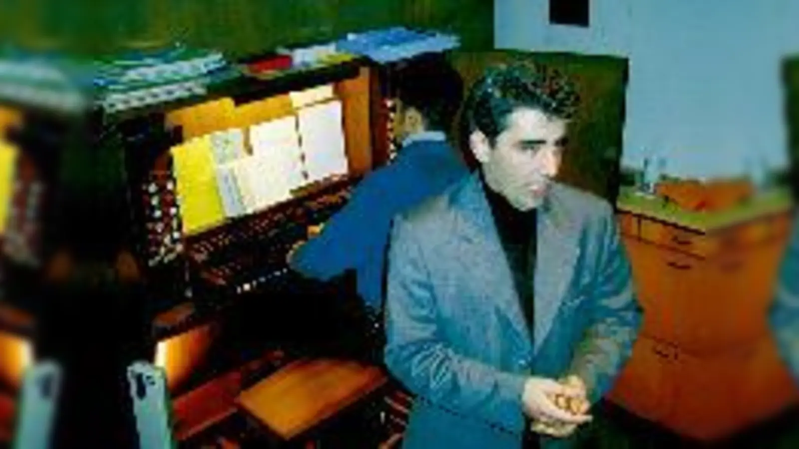 Alexander Osthelder (re.) und Organist Markus Höring proben für den Gottesdienst in der Heilig-Geist-Kirche am Sonntag. Abends singt er dann in der Markuskirche in der Maxvorstadt.	 (Foto: cr)