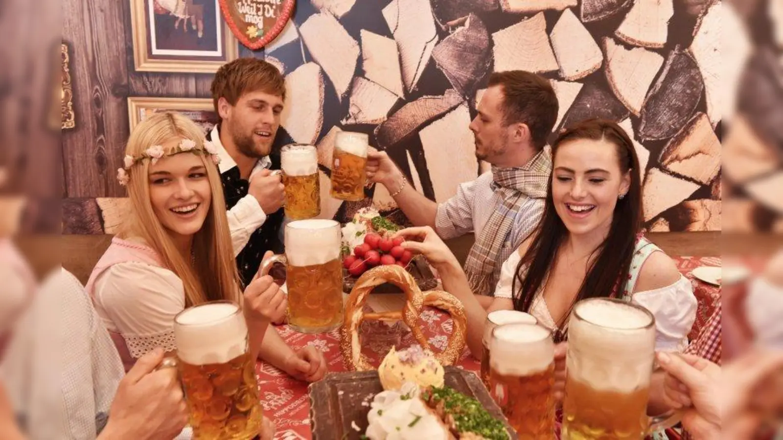 Wiesn-Feeling im Hippodrom: Ein Prost drauf! (Foto: Hippodrom)
