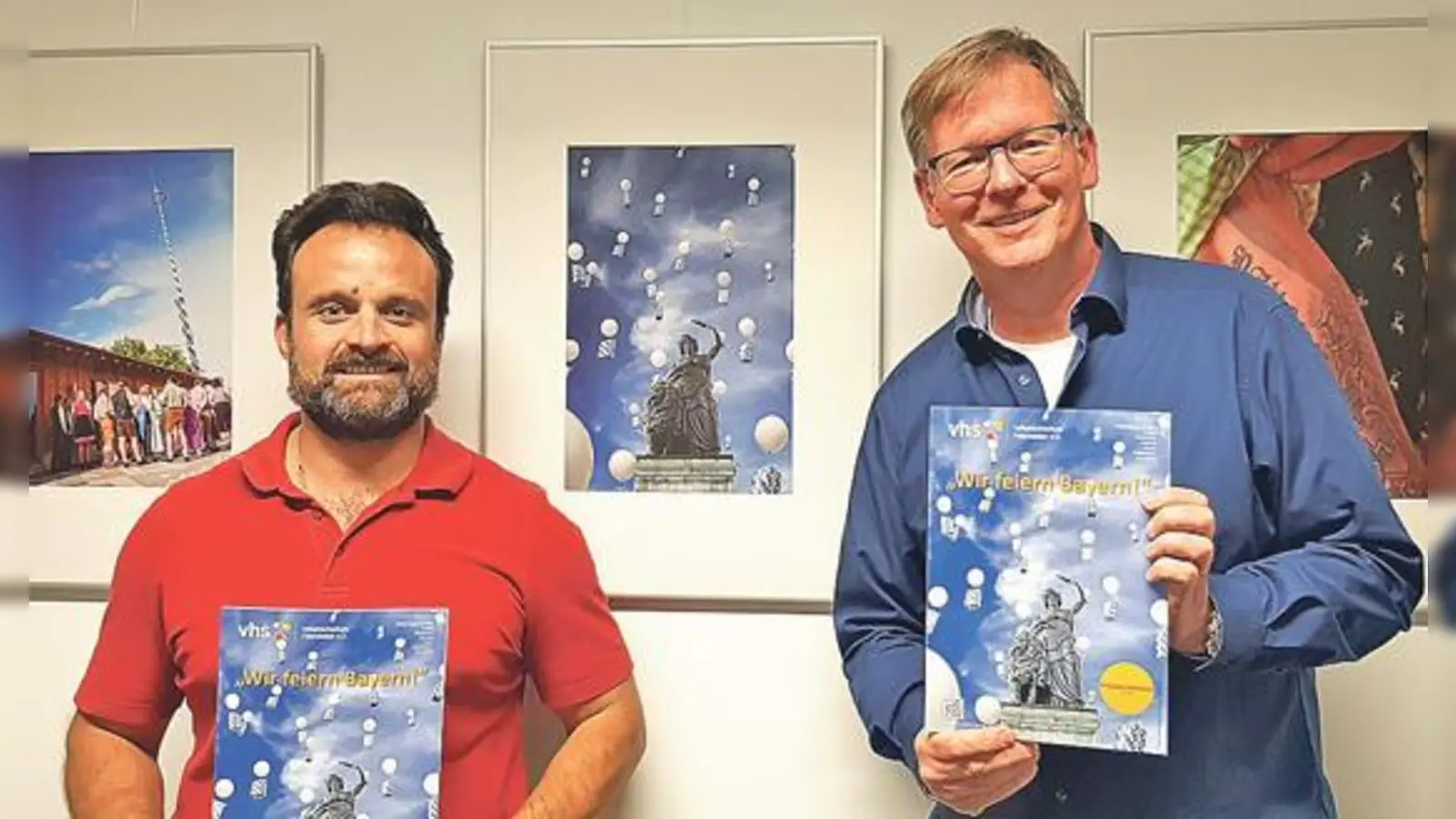 Der Leiter der Volkshochschule Dr. Helmut Ertel und Fachbereichsleiter Holger Oesterling in der neu eröffneten Ausstellung »Wir feiern Bayern«. 	 (Foto: VHS)