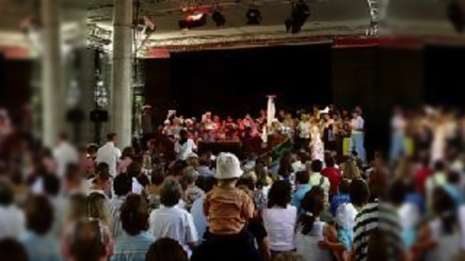 Seit 2007 verwandeln die Anwohner einen Hausdurchgang regelmäßig in eine Kulturpassage.  (Foto: VA)