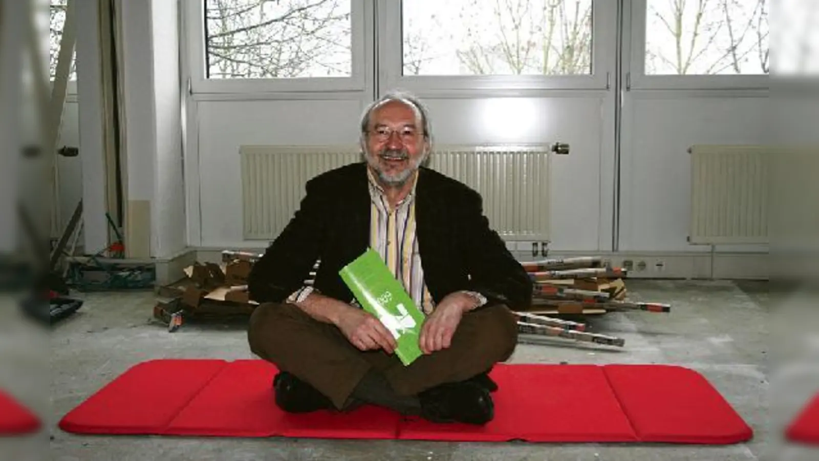 Inmitten der Umbauarbeiten für den Fitnessraum des Unterschleißheimer VHS-Zentrums ist Herbert Becke, der scheidende Leiter der Volkshochschule, ganz entspannt im Hier und Jetzt.  (Foto: em)