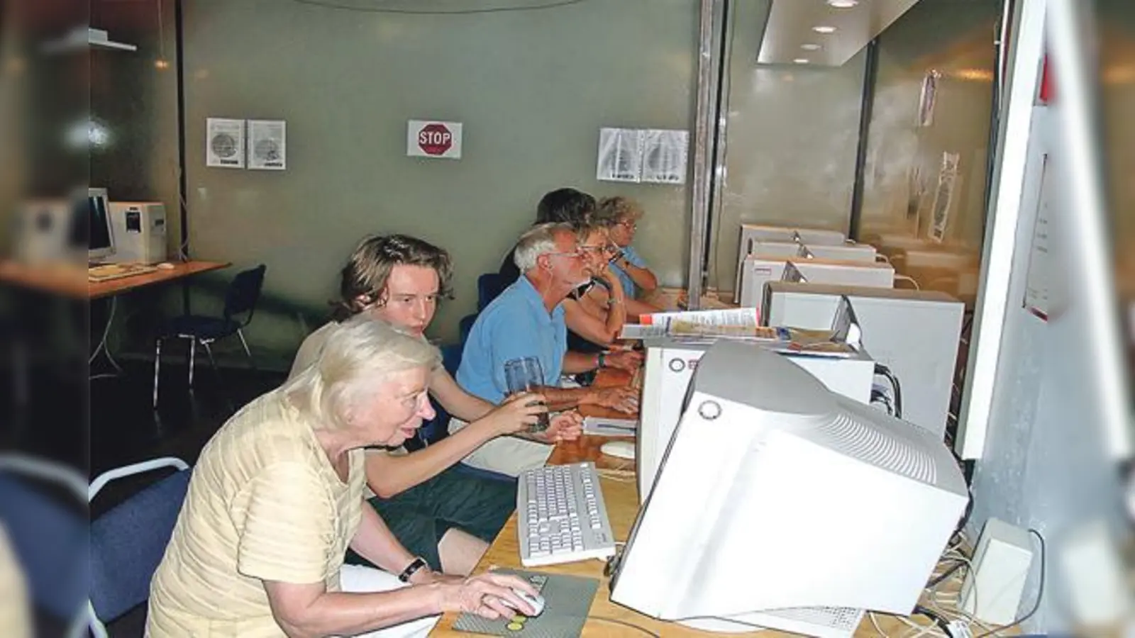 Ideal für Anfängerinnen und Anfänger: Jugendliche zeigen Senioren das Internet und wie man es benutzt.	 (Foto: VA)