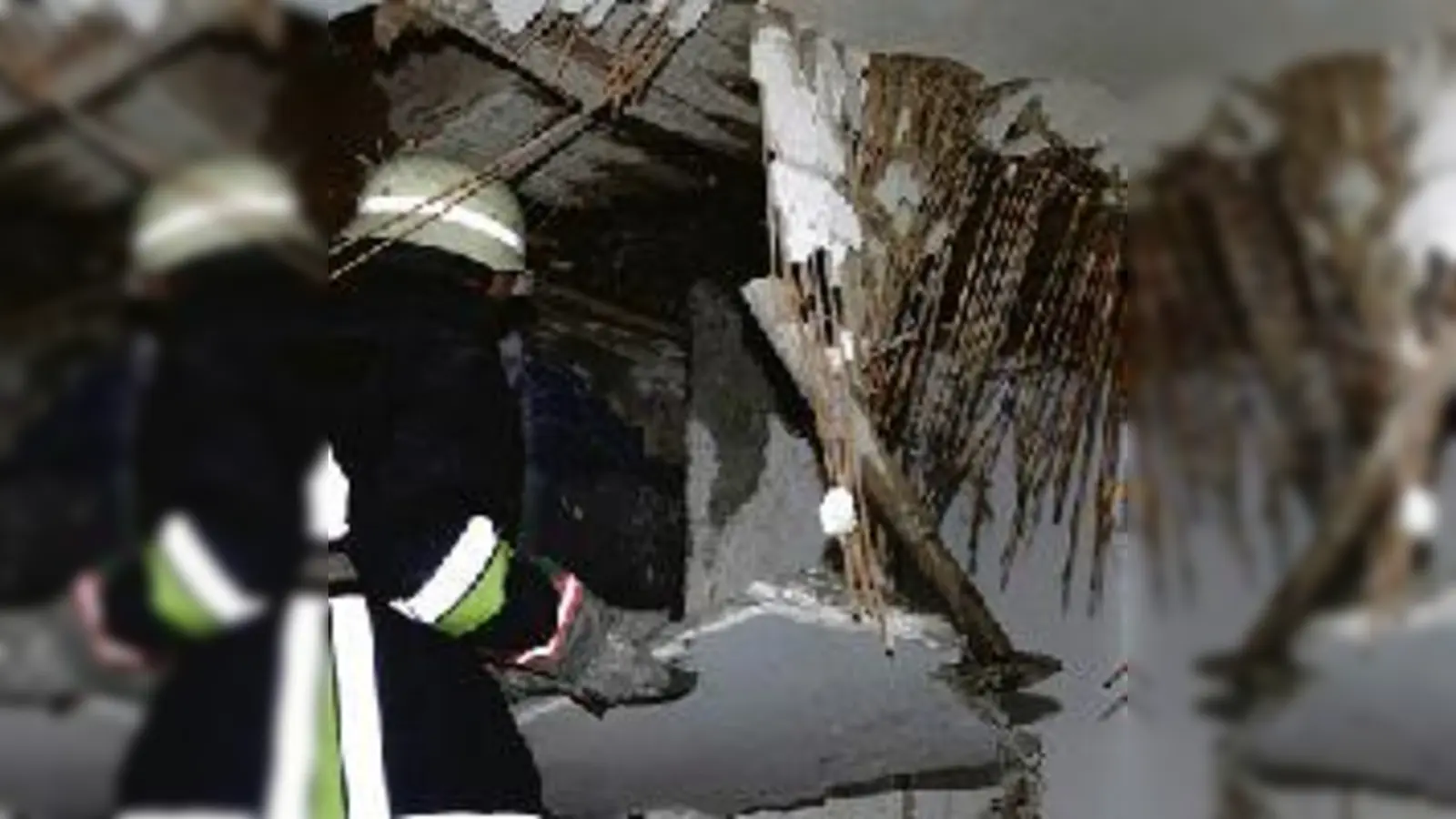Die Einsatzkräfte der Münchner Feuerwehr arbeiten sich zum Brandherd vor.  (Foto: Feuerwehr)