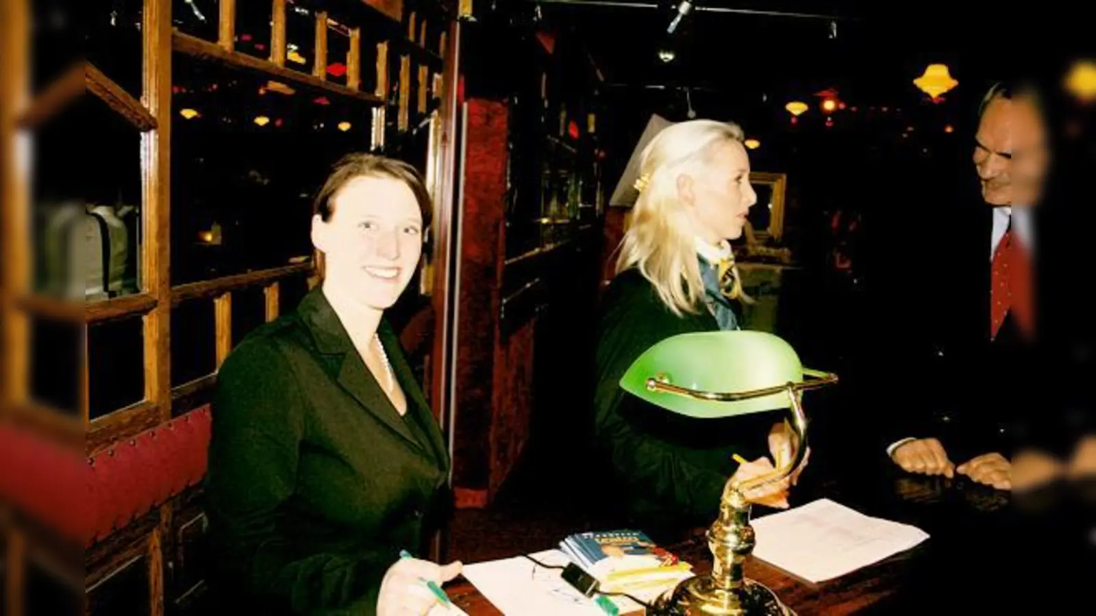 Zusammen mit dem Stagemanager hat sie die Fäden in der Hand: Mereike Lang.	 (Foto: mka)