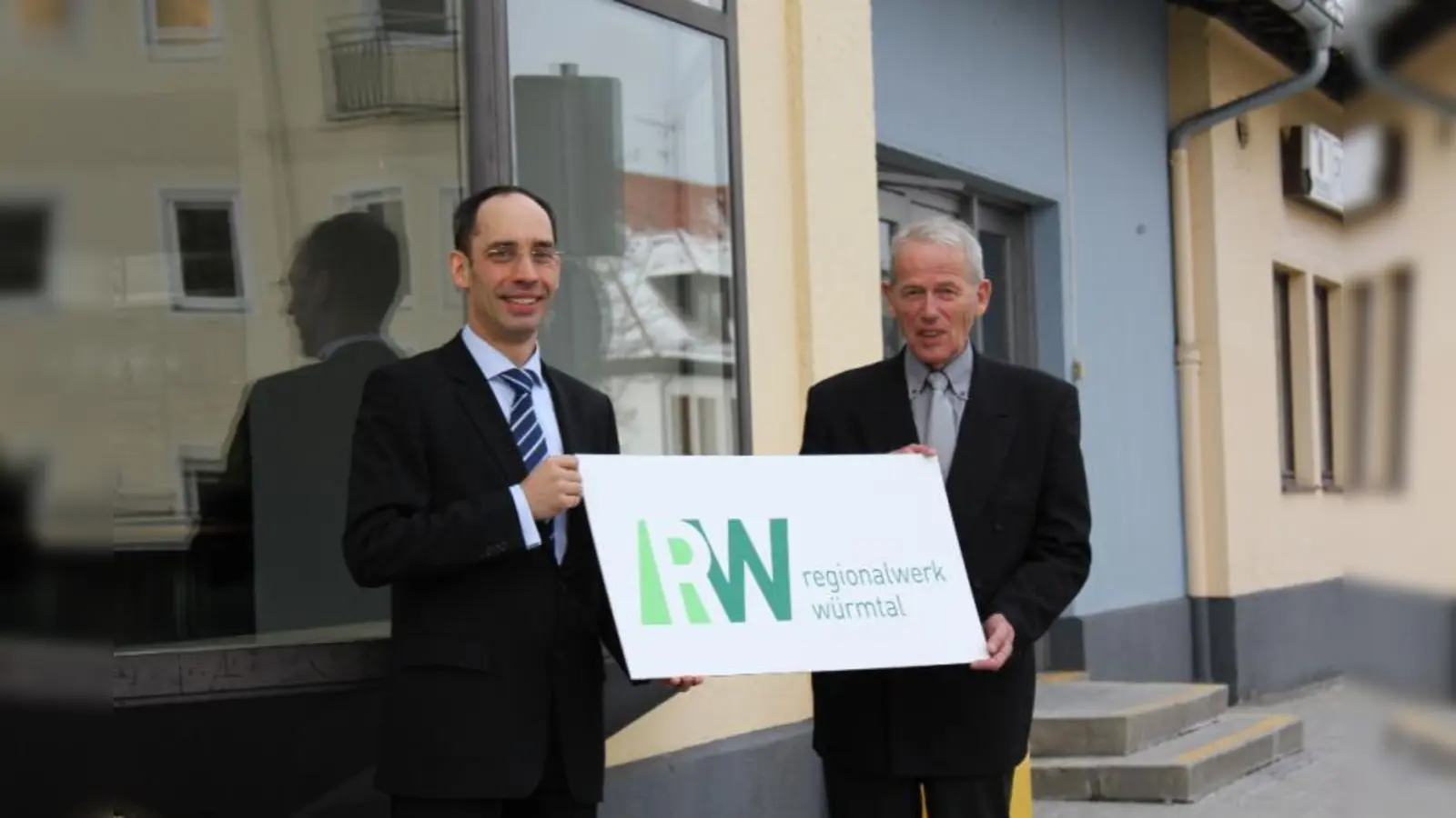 Die Geschäftsführer Peter Michalek und Heinz-Leo Geurtsen (v.l.) vor dem RW-Büro im Gautinger Bahnhof. (Foto: US)