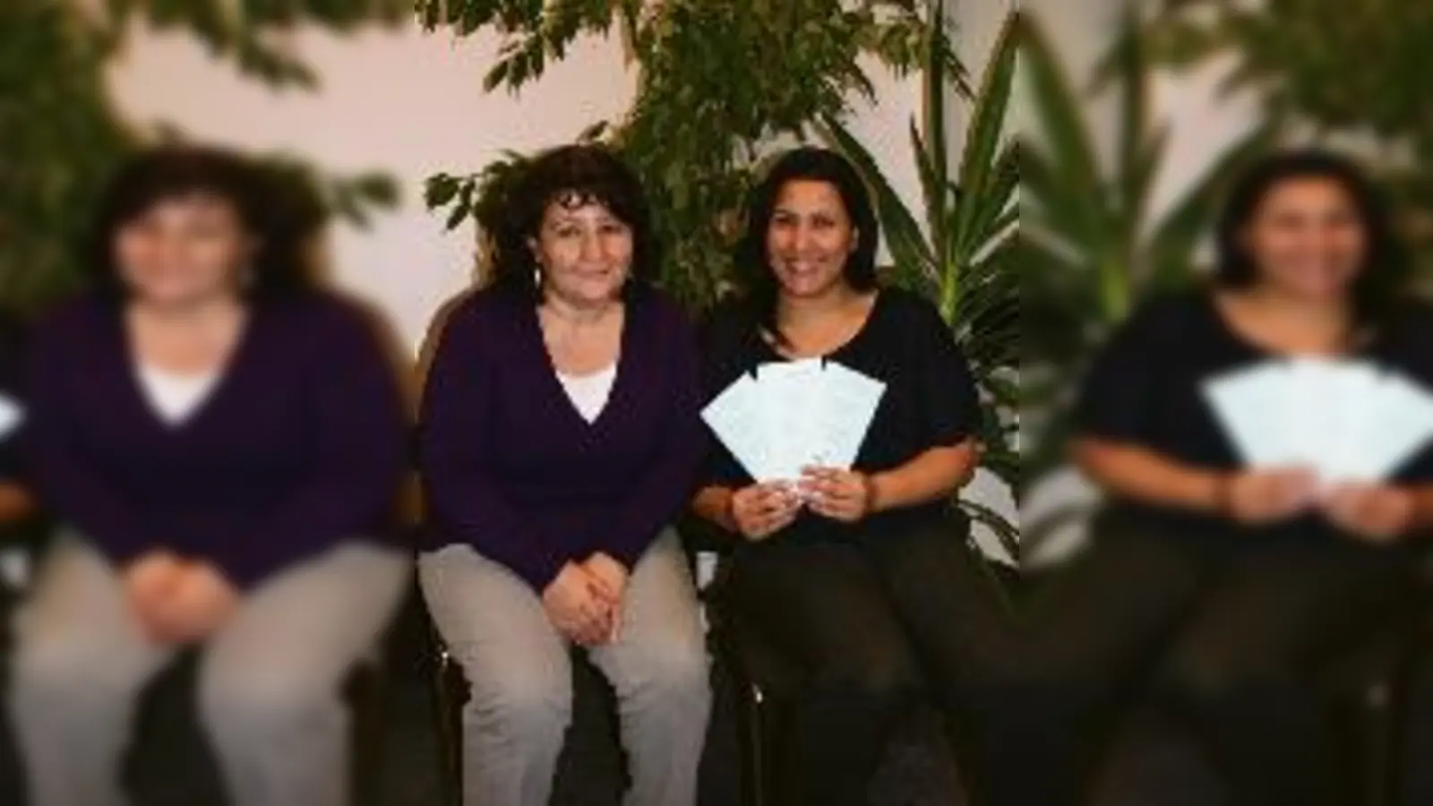 Im Einsatz für die Menschen: Meryem Dolu (li) vom Sozialbürgerhaus zusammen mit ihrer Helferin der ersten Stunde Zarah Fayad  ((re).Foto: ak)