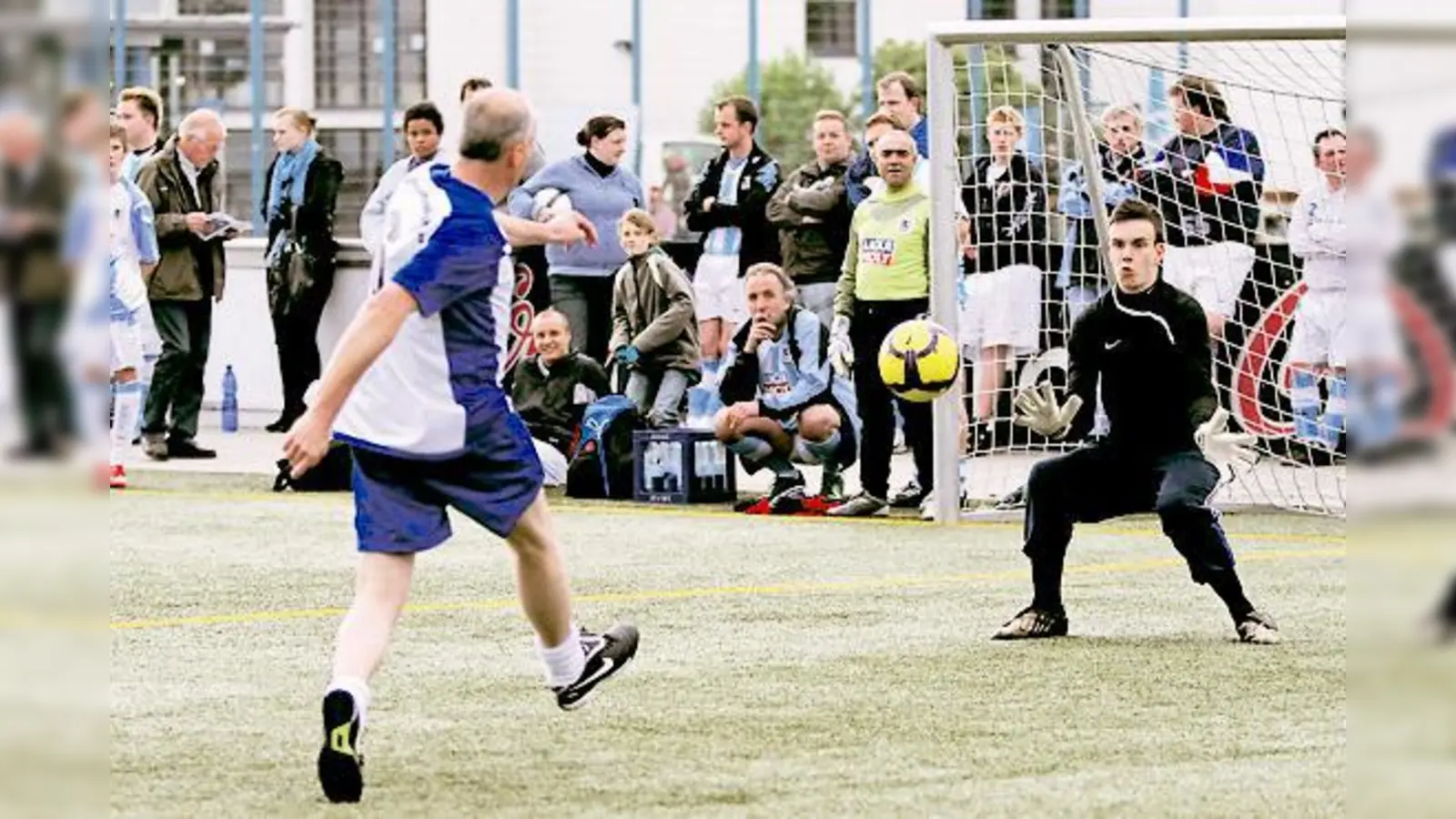 Beim Löwencup kämpften Mannschaften von sportbegeisterten Fans, Sponsoren und Angestellten des TSV 1860 um den Pokal.	  (Foto: Anne Wild)