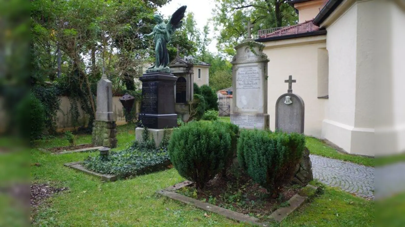 Bis heute das auffälligste Grabmal am Laimer Friedhof von St. Ulrich: Das Familiengrab des Schmiedemeisters Eggenhofer über dem ein Engel wacht. (Foto: kö)