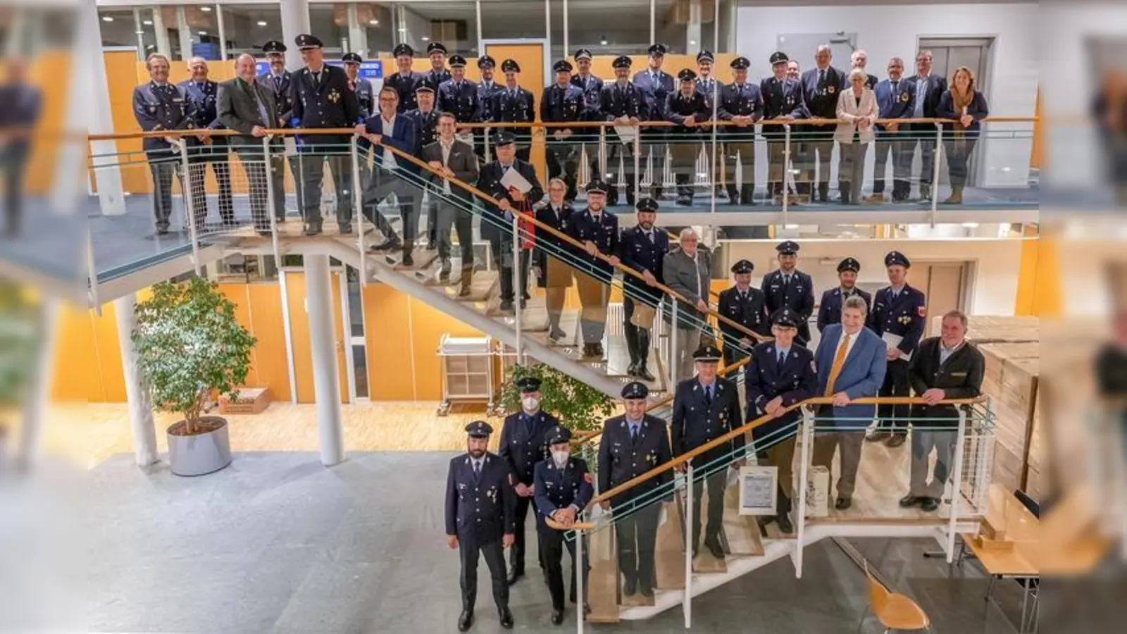 Landrat Stefan Frey ehrte die Mitglieder der Feuerwehren und der DLRG für ihr langjähriges Engagement. (Foto: Landratsamt Starnberg)