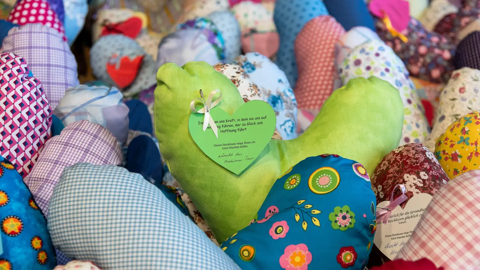 Die Herzkissen werden handgefertigt. Im Vorjahr waren es über 1000 Stück. (Foto: Thomas Dreier Photographie)
