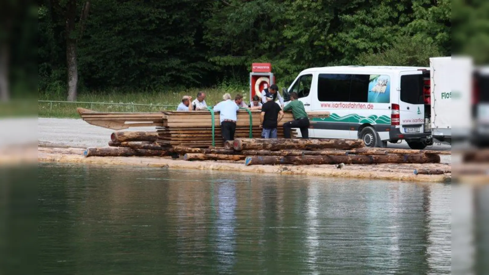 Jeden Tag landen gegenüber des Campingplatzes Flöße an. (Foto: job)
