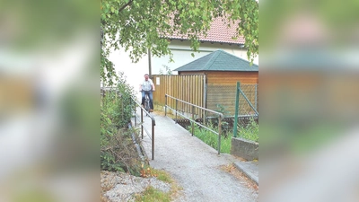 Ein privater Weg in Eitting, der seit 100 oder mehr Jahren benutzt wird, soll jetzt dicht gemacht werden. Die Eigentümer sind zu keinen Kompromissen bereit.	          (Foto: sy)