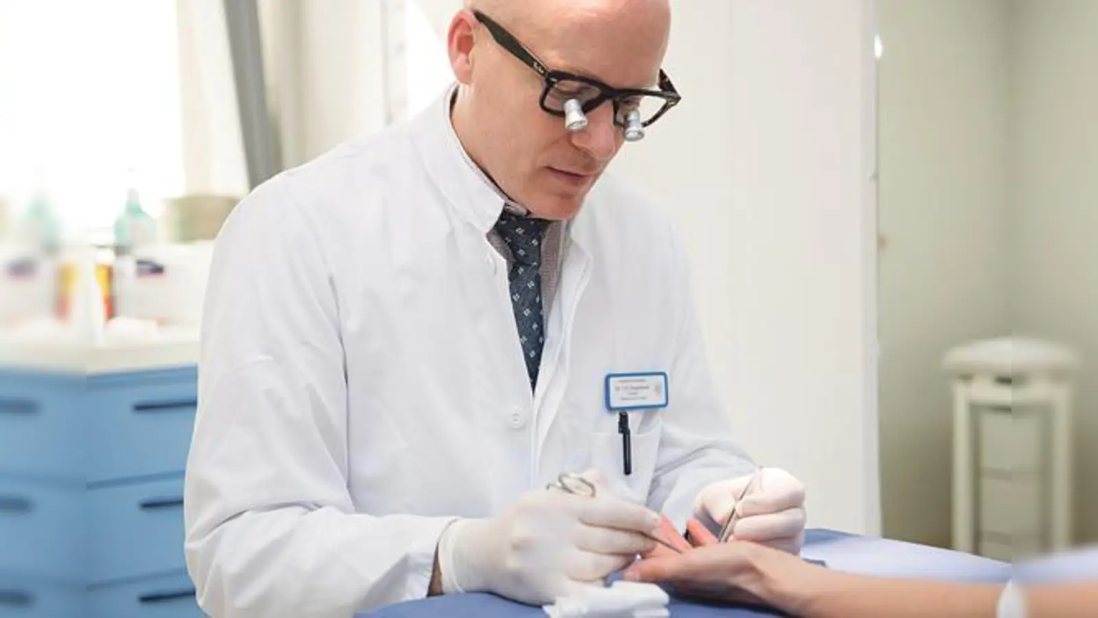 Setzt in der Kreisklinik Ebersberg die lange Kompetenztradition bei der Behandlung von Handerkrankungen fort: Dr. Timm Engelhardt, Chefarzt der Plastischen Chirurgie Ebersberg. 	 (Foto: Alexander Zettl)