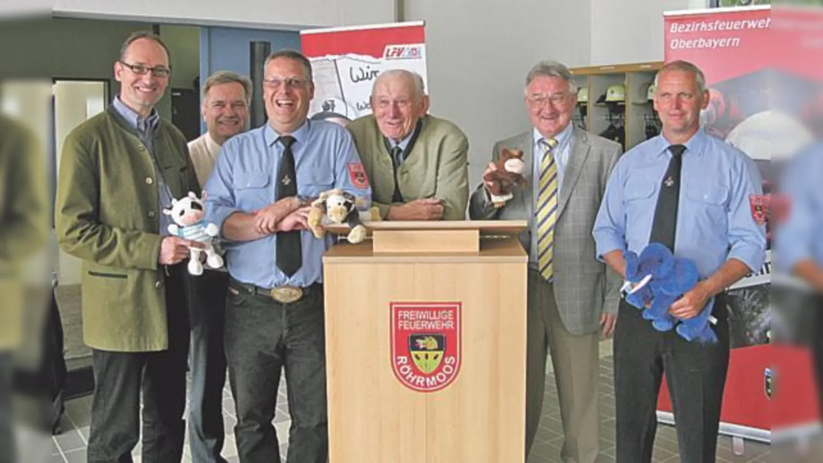 Seidenath übergab Plüsch  und alle freuten sich über das Geschenk, das helfen soll.  (Foto: VA)