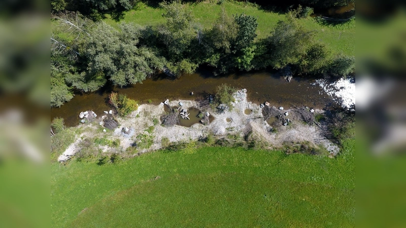 Der 250 Meter lange Bereich des Achufers in Maxlried soll Tieren künftig mehr natürlichen Lebensraum bieten. (Foto: Wasserwirtschaftsamt Weilheim)
