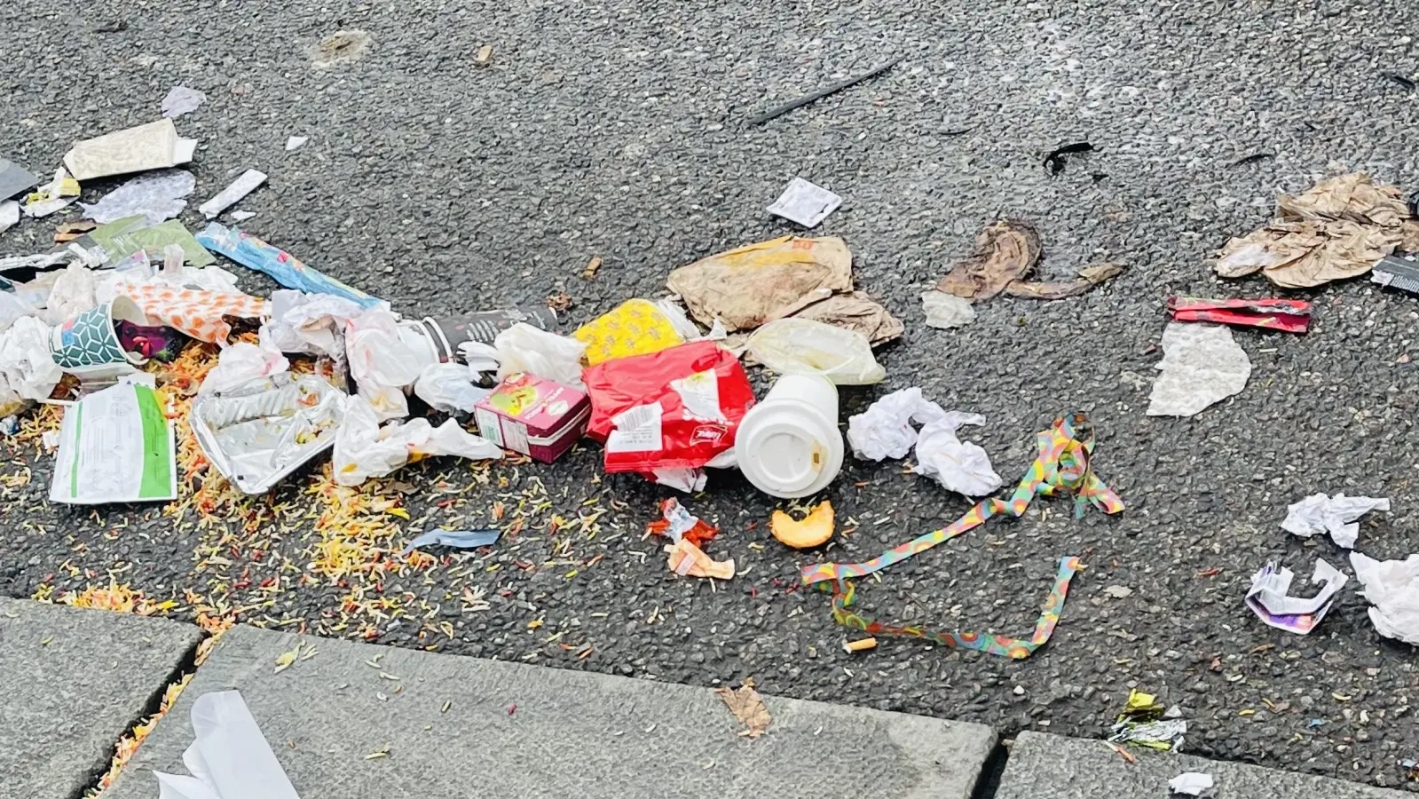 Achtlos weggeworfener Müll wird am Samstag eingesammelt.  (Foto: hw)