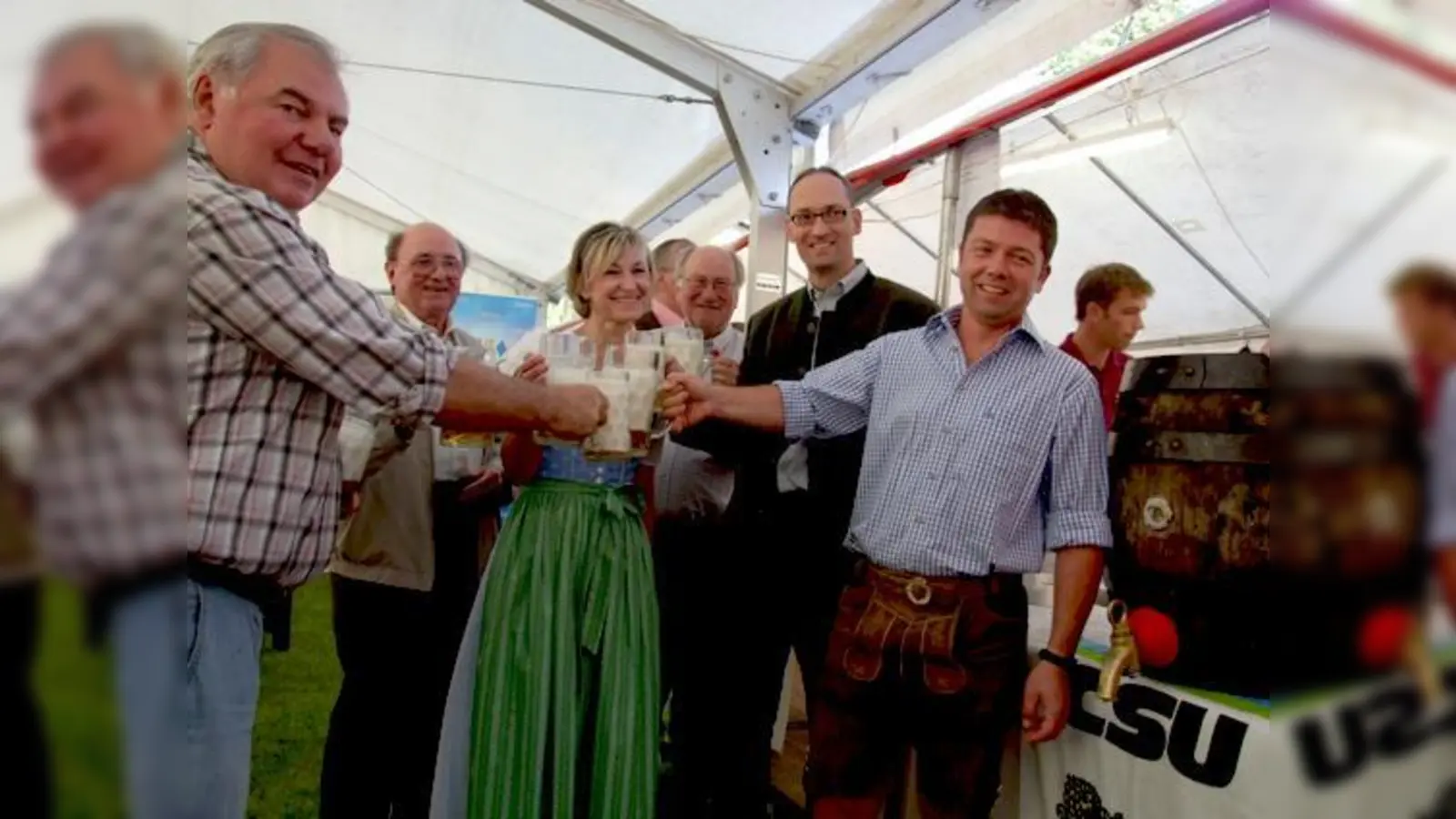 Viel CSU-Prominenz auf der Vorwiesn in Haimhausen, 18 Stunden vor der richtigen in München.	 (Foto: VA)