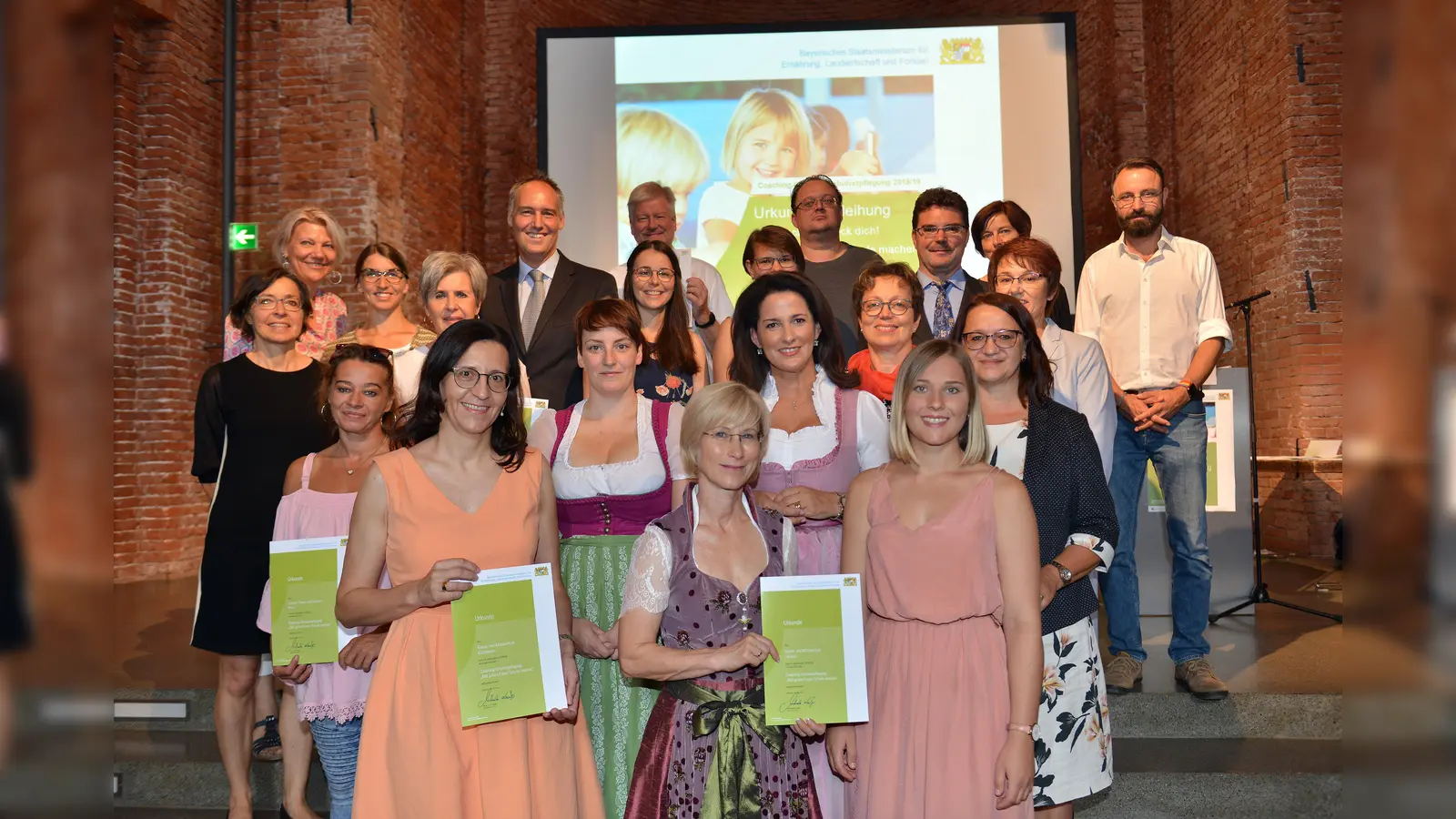 Die Teilnehmer des Coachings Schulverpflegung mit Fachzentrumsleiterin Irmgard Reischl, den Verpflegungscoaches und Ernährungsministerin Michaela Kaniber. (Foto: oh)