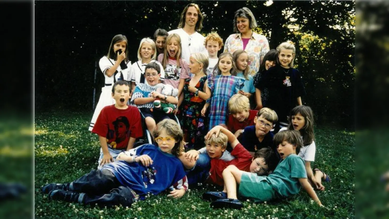 Daniel Hüttel 1994 als Zivi mit der 2. Klasse und Lehrerin Sabine Schmidt-Wildfeuer (Foto: Privat-Archiv)