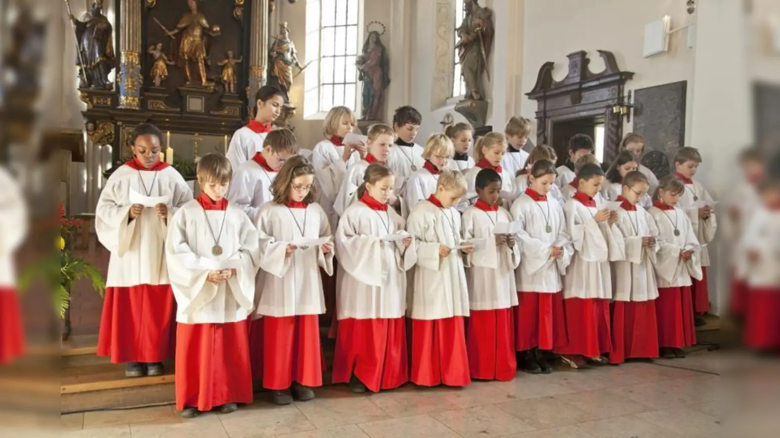 Alle 25 Mädchen und Jungen, die nun feierlich in den Ministrantendienst aufgenommen wurden. (Foto: pi)