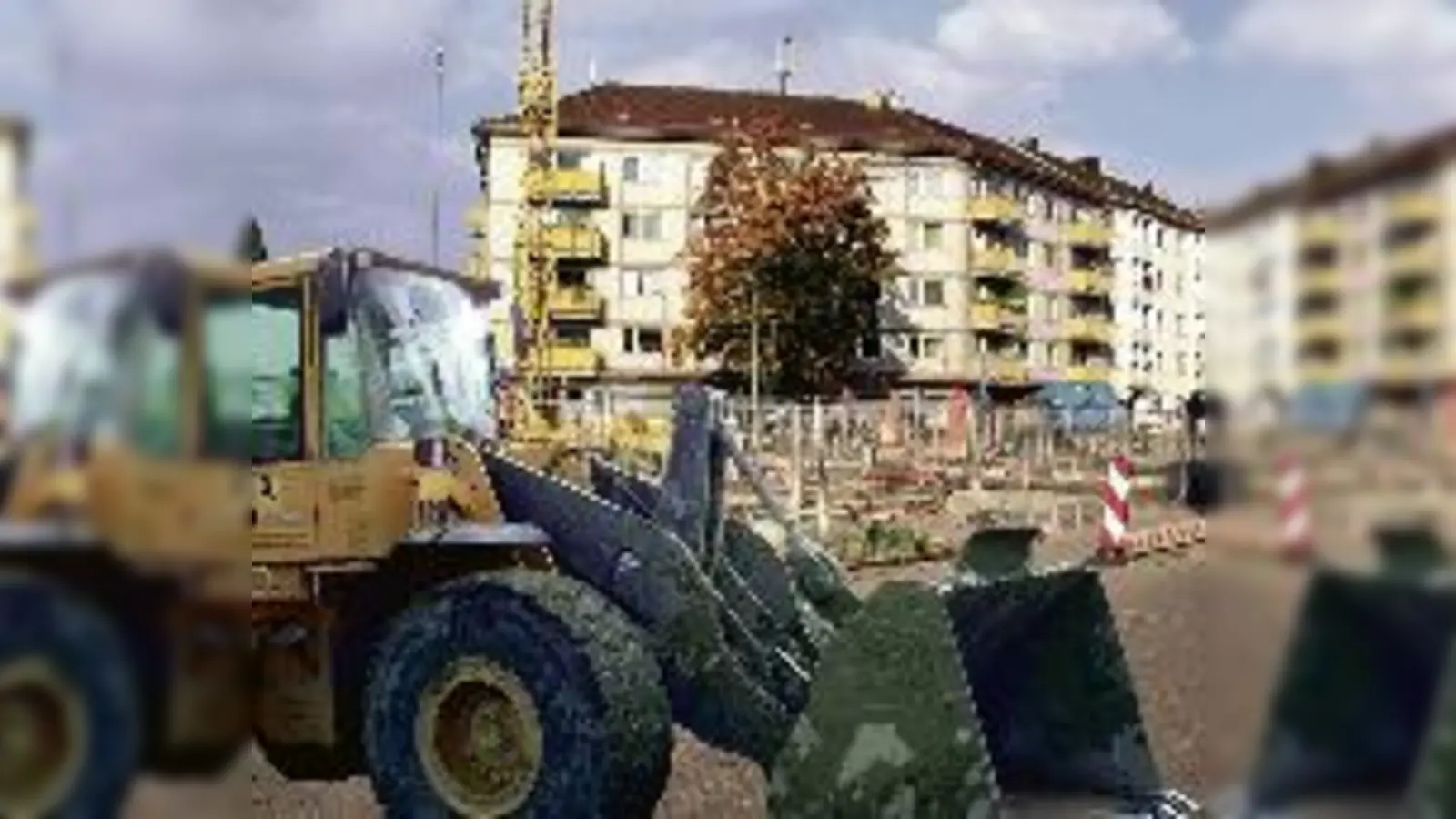 Baggern, buddeln, bauen: Derzeit türmt sich an der Bunzlauer Straße der Bauschutt, bald aber bekommt sie eine Schönheitskur  (verpasst.Foto: js)