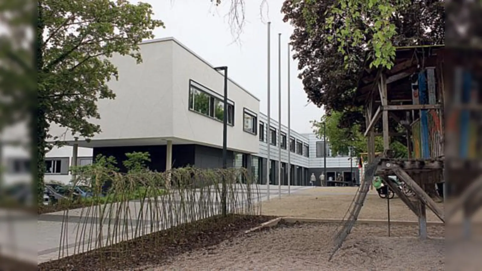 Die Grund- und Mittelschule ist nun endlich weitestgehend fertiggestellt. Einige Baumaßnahmen an der Turnhalle stehen allerdings noch aus.	 (Fotos: sd)