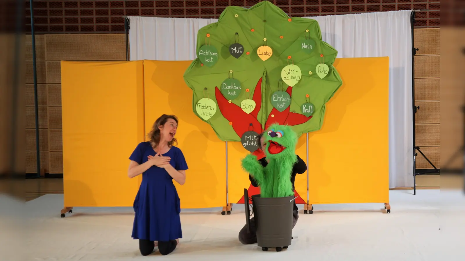 Mit Puppen, Tanz und Musik bringt das Theaterstück den Kindern wichtige Bausteine der Konfliktlösung und Friedensbildung nahe. (Foto: Sparda-Bank München/Martina Geisberger )