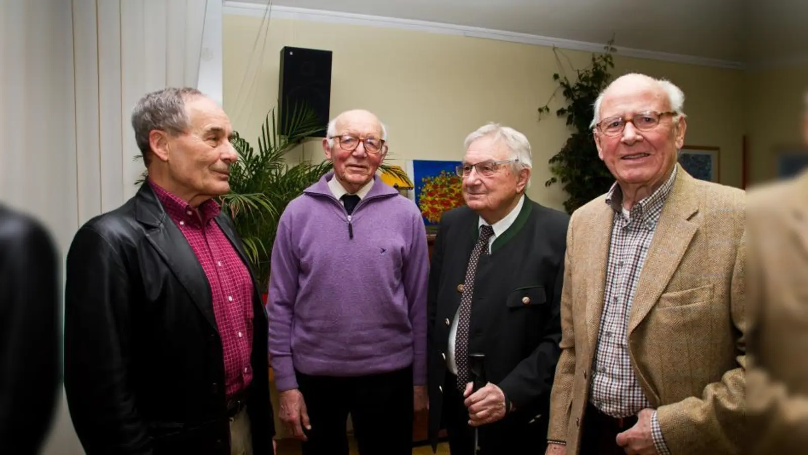 Hans-Dieter Götz (links) im Gespräch mit den ehemaligen Flakhelfern (v. li.): Franz-Xaver Schmid, Rudolf Westermeier, Ferdinand Oberniedermayer. (Foto: privat)