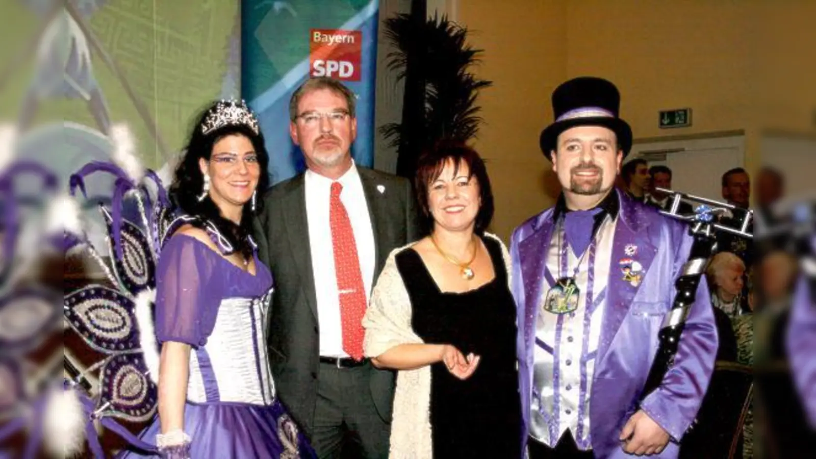 Diana Stachowitz und Alexander Reissl mit dem Moosacher Faschingspaar Prinzessin Susanne I. und Prinz Robert IV. 	 (Foto: sl)