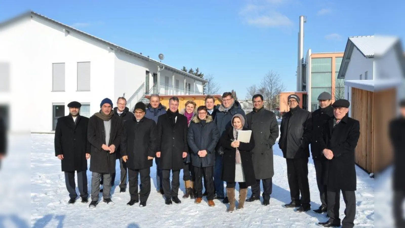 Eine hochrangige Delegation aus dem Iran besichtigte in Karlsfeld zusammen mit Landrat Stefan Löwl und Bundesstaatssekretär Gunther Adler die Flüchtlingsunterkunft in der Parzivalstraße in Karlsfeld. (Foto: Landratsamt Dachau)