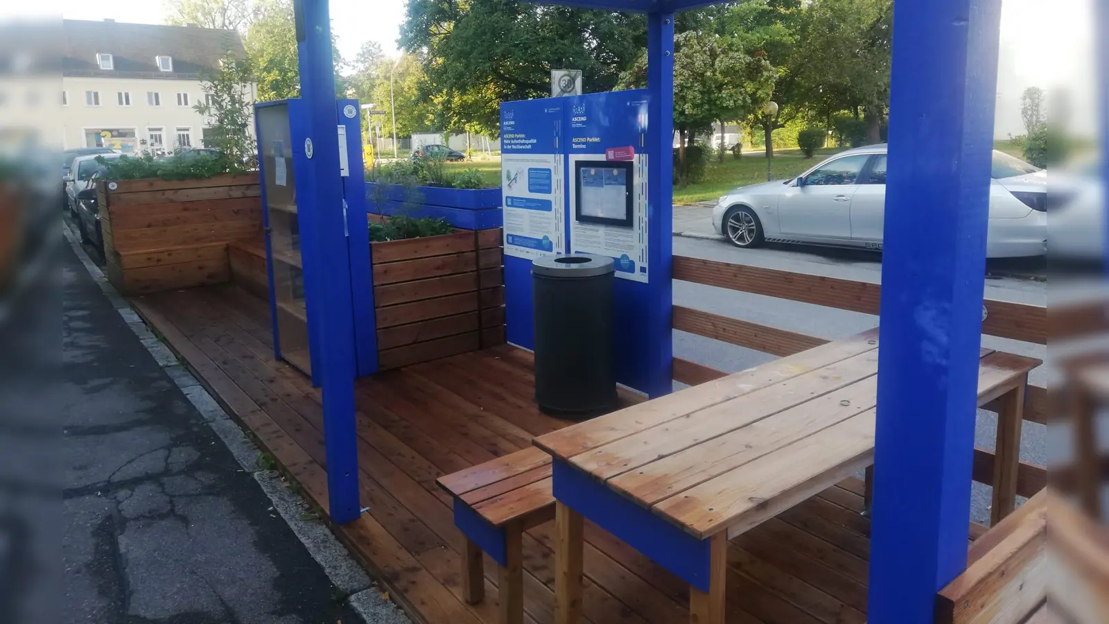 Letztes Jahr befand sich das Parklet in der Max-Liebermann-Straße. Heuer lädt es ab dem 25. Juni an der Hugo-Wolf-Straße/ Ecke Erwin-von-Steinbach-Weg zum Lesen und Verweilen ein.  (Archivbild: tab)